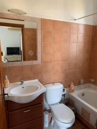 ソウダにあるNova marine 4のバスルーム(トイレ、洗面台、バスタブ付)