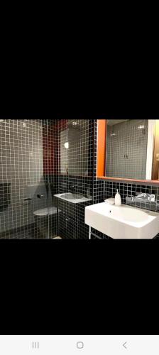 y baño con lavabo y espejo. en NESUTO DOCKLANDS en Melbourne