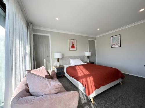 Una cama o camas en una habitación de Mountain View Room