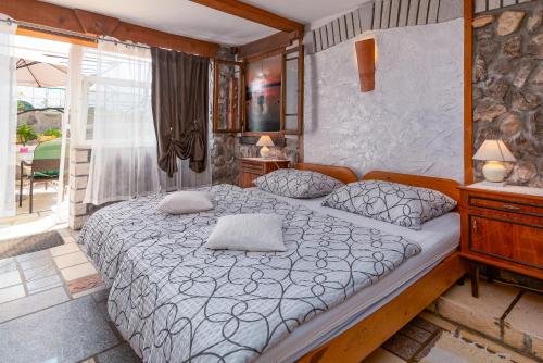 Katil atau katil-katil dalam bilik di Family friendly apartments with a swimming pool Novi Vinodolski - 2419
