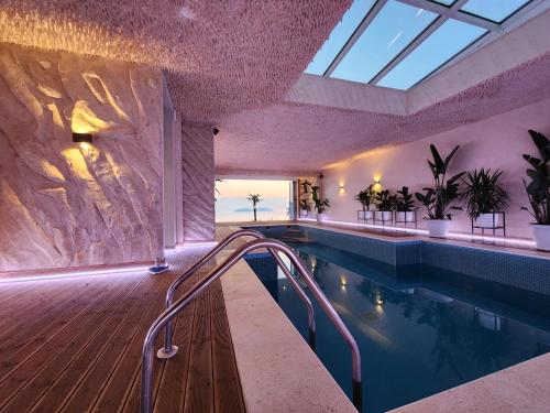 basen w domu z krytym basenem poolvisor w obiekcie Festim Villa Hotel we Wlorze