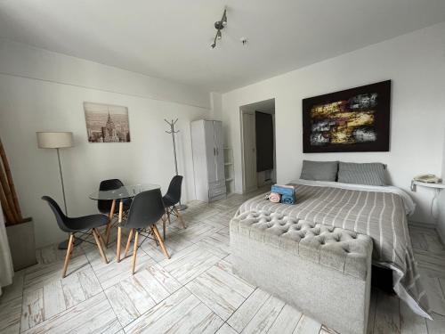 1 dormitorio con 1 cama, mesa y sillas en Center Apartment Studio en Buenos Aires