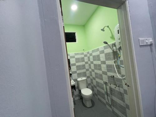 y baño pequeño con aseo y ducha. en Homestay 4S en Marang
