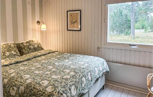 1 dormitorio con cama, bañera y ventana en Lovely Home In Mnsters With Kitchen, en Mönsterås