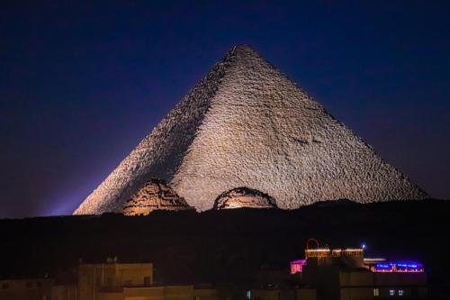 un'immagine delle piramidi di notte di Sunrise Pyramids View Inn a Il Cairo