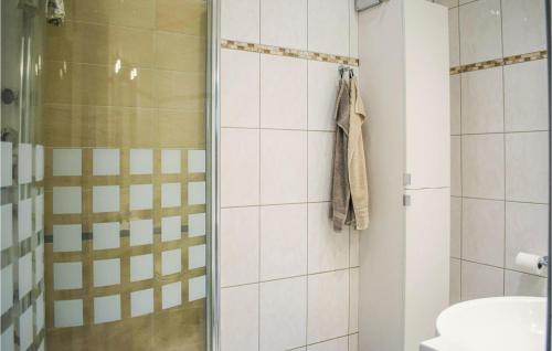 uma casa de banho com um chuveiro, um WC e um lavatório. em Stunning Home In Svngsta With Wifi em Svängsta