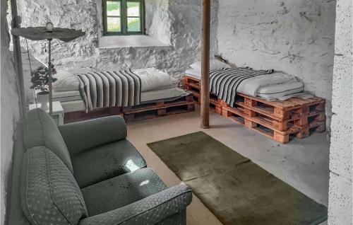 ein Wohnzimmer mit einem Sofa und einem Bett in der Unterkunft Lovely Home In Lundamo With Kitchen 