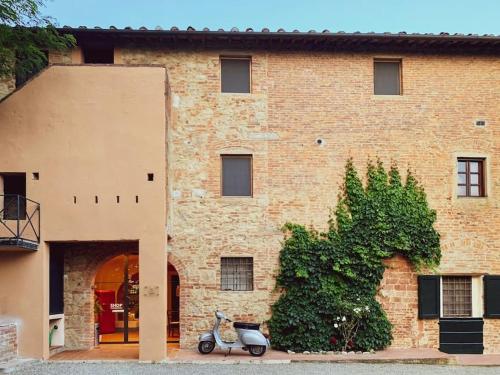 una moto estacionada frente a un edificio de ladrillo en Podere San Giorgio, en Palaia