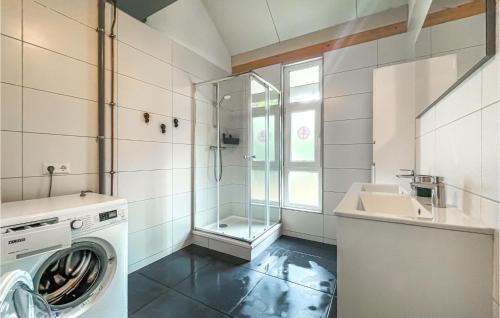 uma casa de banho com uma máquina de lavar roupa e um lavatório em Awesome Home In Meijel With Sauna em Meijel