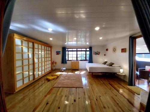 sala de estar amplia con cama y sofá en TAHITI - Vaiparaoa Villa, en Punaauia