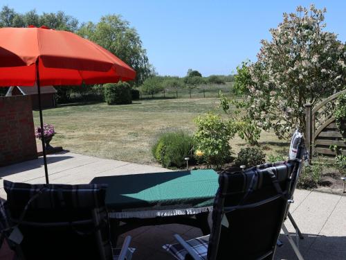 Κήπος έξω από το Family-Friendly Stay in Alt Bukow