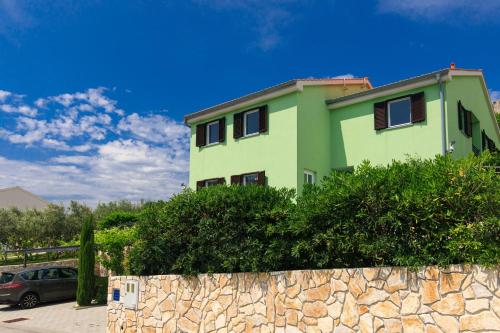 Zdjęcie z galerii obiektu Apartments with a parking space Jurandvor, Krk - 19962 w Bašce