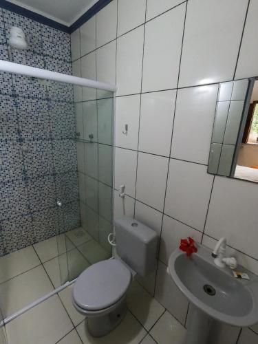 a bathroom with a toilet and a sink at Pousada Flambaião in Jijoca de Jericoacoara