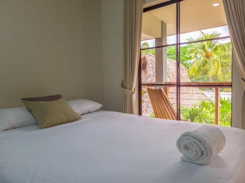 a bedroom with a white bed and a balcony at HOTEL EL VIAJERO in La Libertad