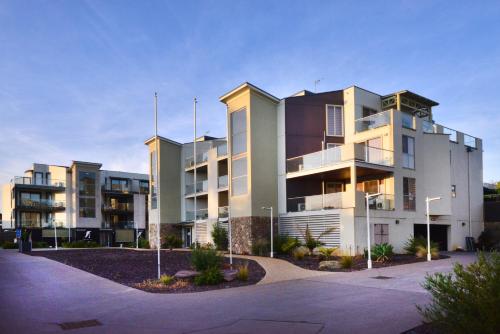 un gran edificio de apartamentos con aparcamiento en Phillip Island Towers, en Cowes