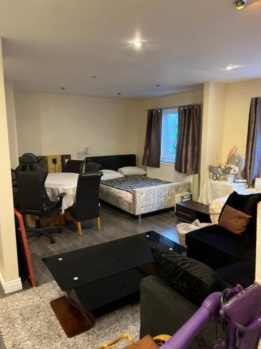 sala de estar con 2 camas y sofá en Apartments Near university en Birmingham