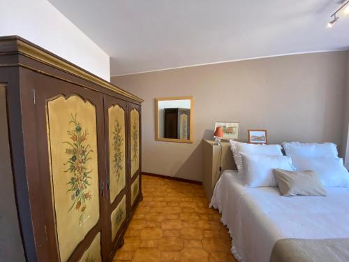 a bedroom with a large bed with white pillows at Jardim do Morro Places in Vila Nova de Gaia