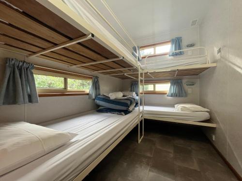 Двох'ярусне ліжко або двоярусні ліжка в номері Long Jetty Caravan Park