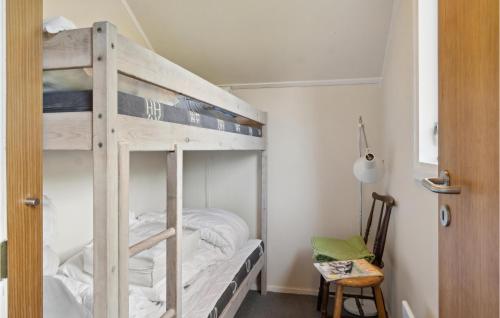 Palanda nebo palandy na pokoji v ubytování 2 Bedroom Cozy Home In Stege