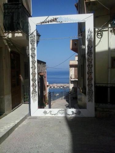 a view of the ocean from an open doorway at Casa Vacanze Marco Polo vista mare in Trappeto