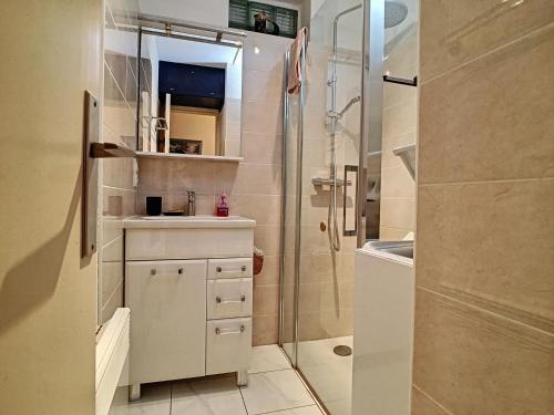 Kúpeľňa v ubytovaní Appartement Climatisé avec Cabine et Parking Privé, à Deux Pas de la Plage, WiFi Inclus - FR-1-715-7