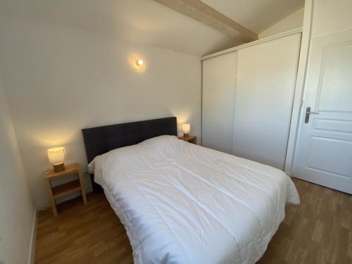 Posteľ alebo postele v izbe v ubytovaní Maison récente calme à Fouras, près de la mer, 3 chambres, terrasse, garage et parking - FR-1-709-40