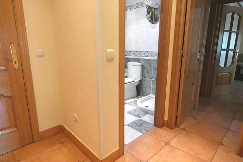 サラマンカにあるJardines de la Muralla FREE PARKINGのドア付きの部屋のバスルーム(トイレ付)