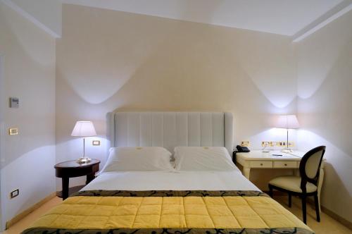Una cama o camas en una habitación de Hotel De Londres