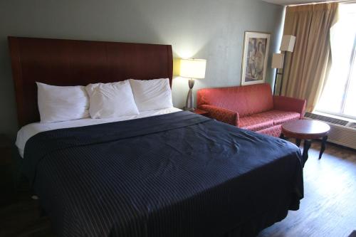 Cama ou camas em um quarto em 121 Motel Henderson