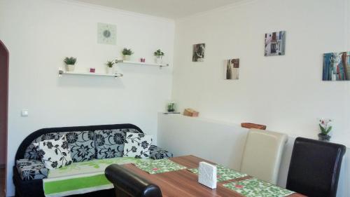 comedor con mesa, silla y sofá en Apartman Nadezda, en Karlovy Vary