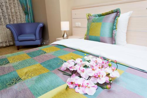 una camera d'albergo con un letto fiorito di Classes Hotel a Istanbul