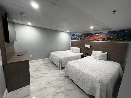 Ένα ή περισσότερα κρεβάτια σε δωμάτιο στο Red Roof PLUS & Suites Virginia Beach - Seaside