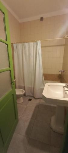 une salle de bain avec douche, lavabo et toilettes dans l'établissement Juanes, à Salta