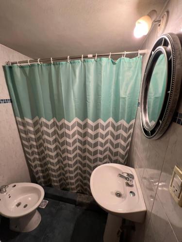 La salle de bains est pourvue d'un lavabo et d'un miroir. dans l'établissement Departamentos centricos El Bolson, à El Bolsón