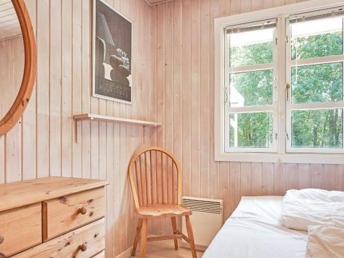 sypialnia z łóżkiem, biurkiem i krzesłem w obiekcie Holiday home Aakirkeby LXIII w mieście Vester Sømarken