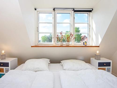 1 Schlafzimmer mit 2 Betten und einem Fenster in der Unterkunft Holiday home Ebeltoft CCXXII in Ebeltoft