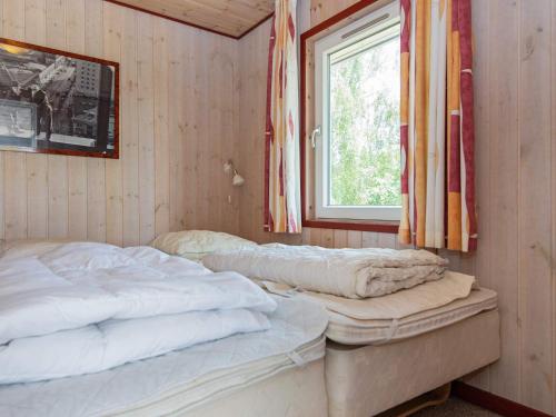 two beds in a room with a window at Luxury Retreat by Bonnerup - By Traum Ferienwohnungen in Glesborg