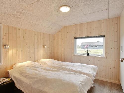 Schlafzimmer mit einem Bett und einem Fenster in der Unterkunft Holiday home Sydals LXXXVI in Sønderby