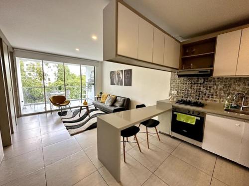 una cucina con bancone e soggiorno di Exclusivo Apartamento en Panoramika Laureles Rodeado de Naturaleza ad Armenia