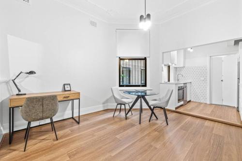 a dining room with a table and chairs in a room at Kings4 Self Catering in Sydney