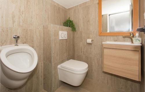 uma casa de banho com um WC e um lavatório em Beautiful Apartment In Podgrade With Jacuzzi em Slime