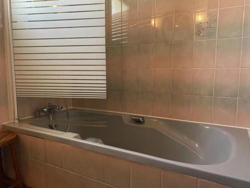 W łazience znajduje się wanna i umywalka. w obiekcie Maison Longeville-sur-Mer, 3 pièces, 4 personnes - FR-1-336-113 w mieście Longeville-sur-Mer