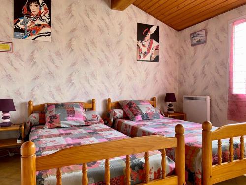 sypialnia z 2 łóżkami w pokoju w obiekcie Maison Longeville-sur-Mer, 3 pièces, 4 personnes - FR-1-336-113 w mieście Longeville-sur-Mer
