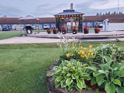 Сад в Knights Inn Colonial Fireside Inn