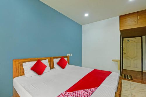 เตียงในห้องที่ OYO Flagship Karipur Residency