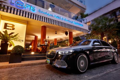 una macchina nera parcheggiata di fronte a un edificio di BYD Lofts - Boutique Hotel & Serviced Apartments - Patong Beach, Phuket a Patong Beach