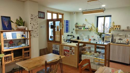 南竿郷にあるIsland Flower Innの店内のテーブルとカウンター付きの部屋