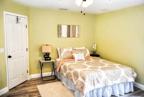 een slaapkamer met een bed in een kamer met groene muren bij Home, Sweet Home. in Deltona