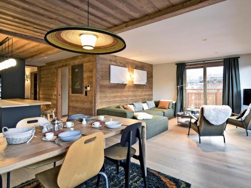 un salon avec une table et un canapé dans l'établissement Charmant Appartement à Méribel - 3 Chambres, 6 Pers, Balcon & TV, Services Inclus - FR-1-613-33, à Méribel