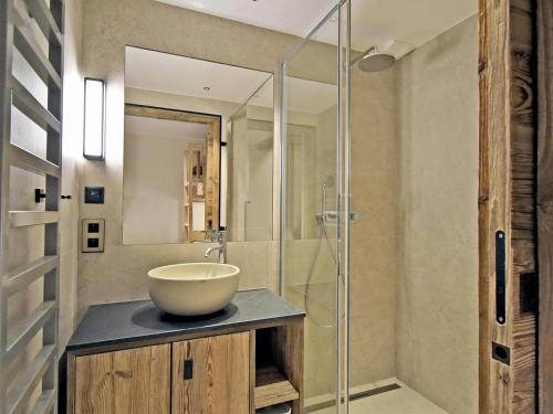 La salle de bains est pourvue d'un lavabo et d'une douche en verre. dans l'établissement Appartement Méribel, 4 pièces, 7 personnes - FR-1-613-54, à Les Allues